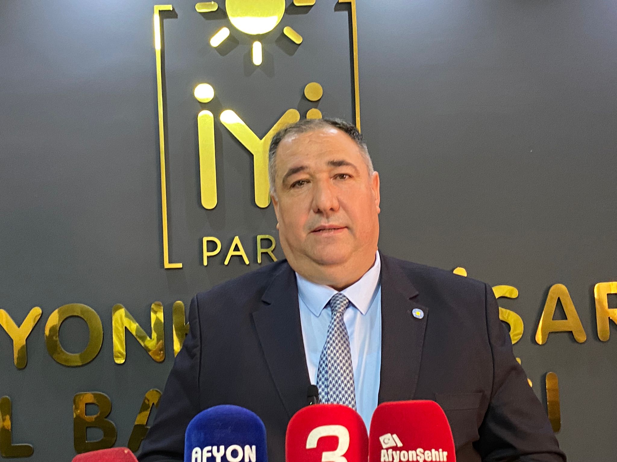 Başkan Mısırlıoğlu, Gündeme Dair Açıklamalarda Bulundu:  "VALİMİZİ TÜRKİYE'DEKİ SOKAK HAYVANLARININ TÜM SORUNLUSU GİBİ GÖSTERMEK ABESLE İŞTİGALDİR"