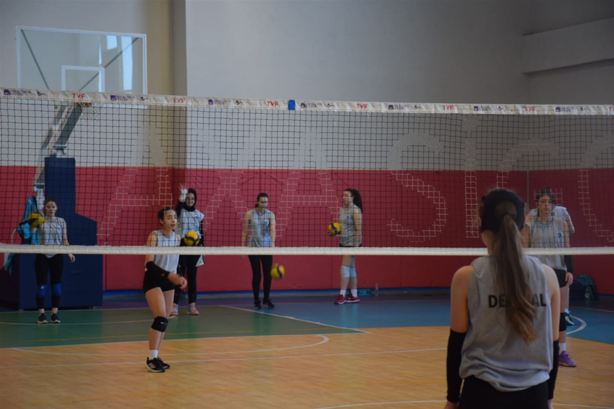 Kasapoğlu’ndan Voleybol Takımına Destek Ziyareti