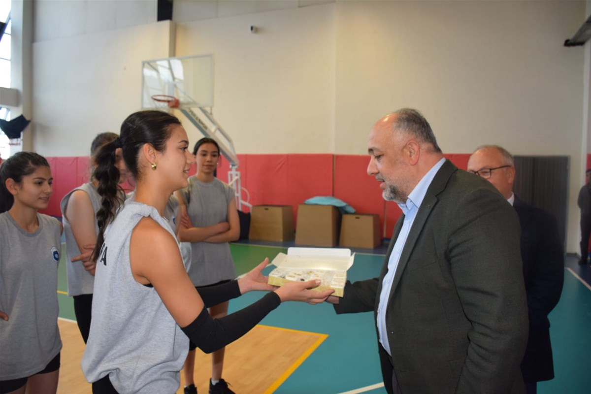 Kasapoğlu’ndan Voleybol Takımına Destek Ziyareti