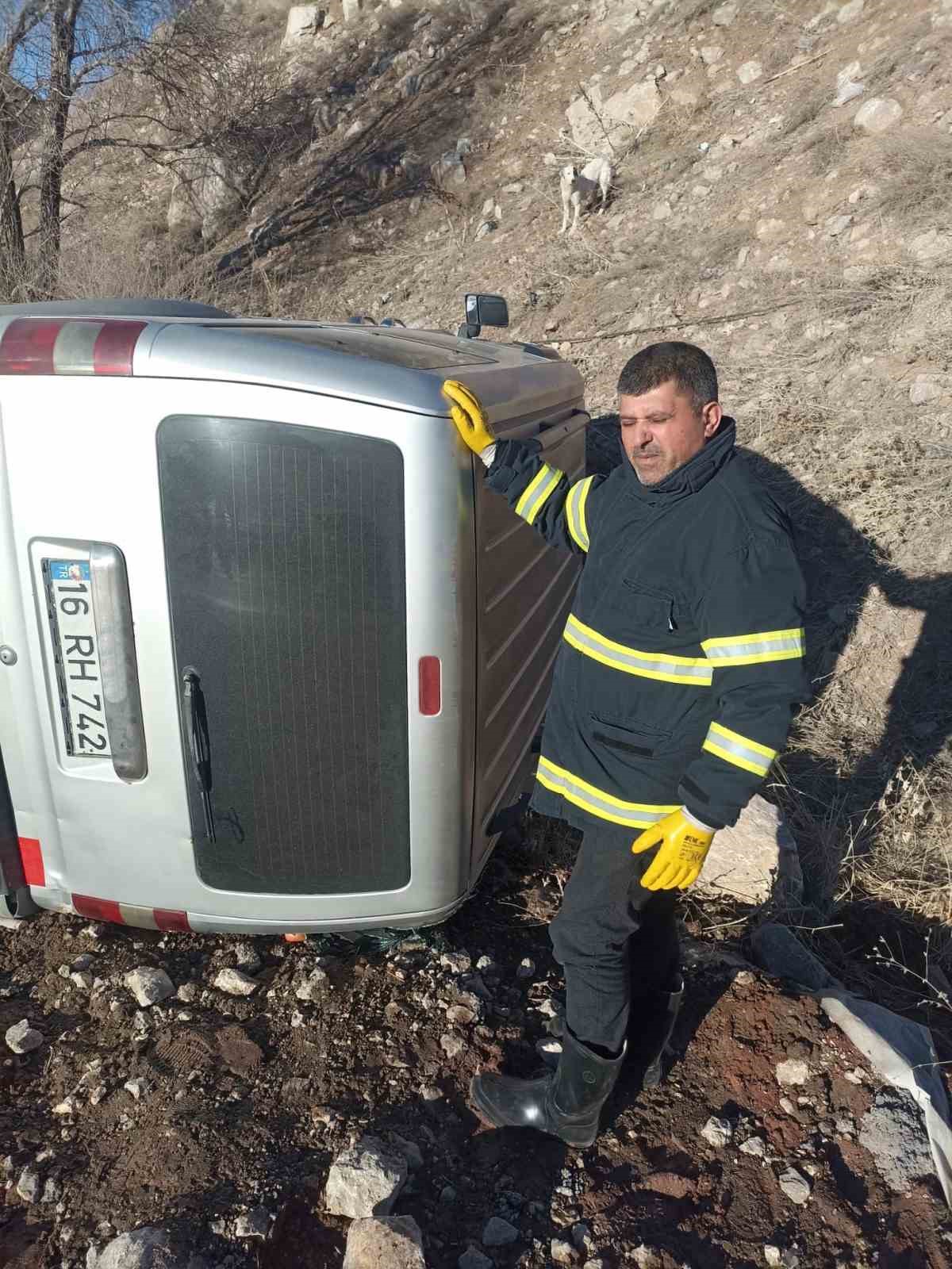Hafif Ticari Araç Yan Yattı: 2 Yaralı