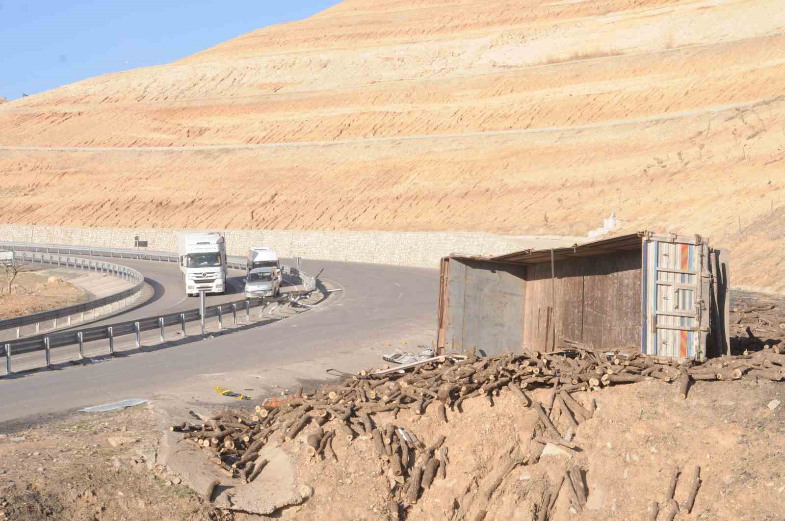 Freni Boşalan Odun Yüklü Kamyon Şarampole Devrildi: 2 Yaralı
