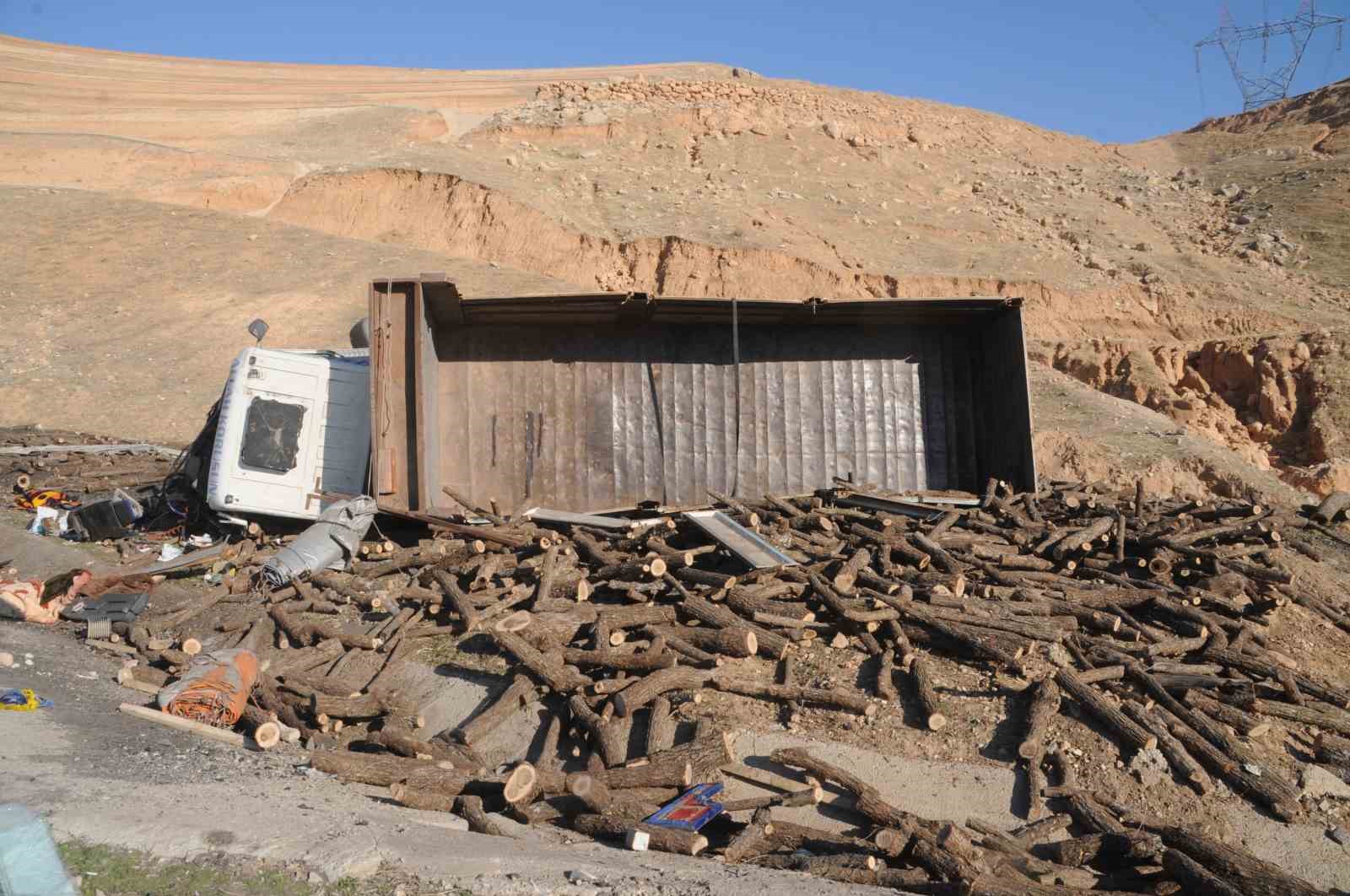 Freni Boşalan Odun Yüklü Kamyon Şarampole Devrildi: 2 Yaralı