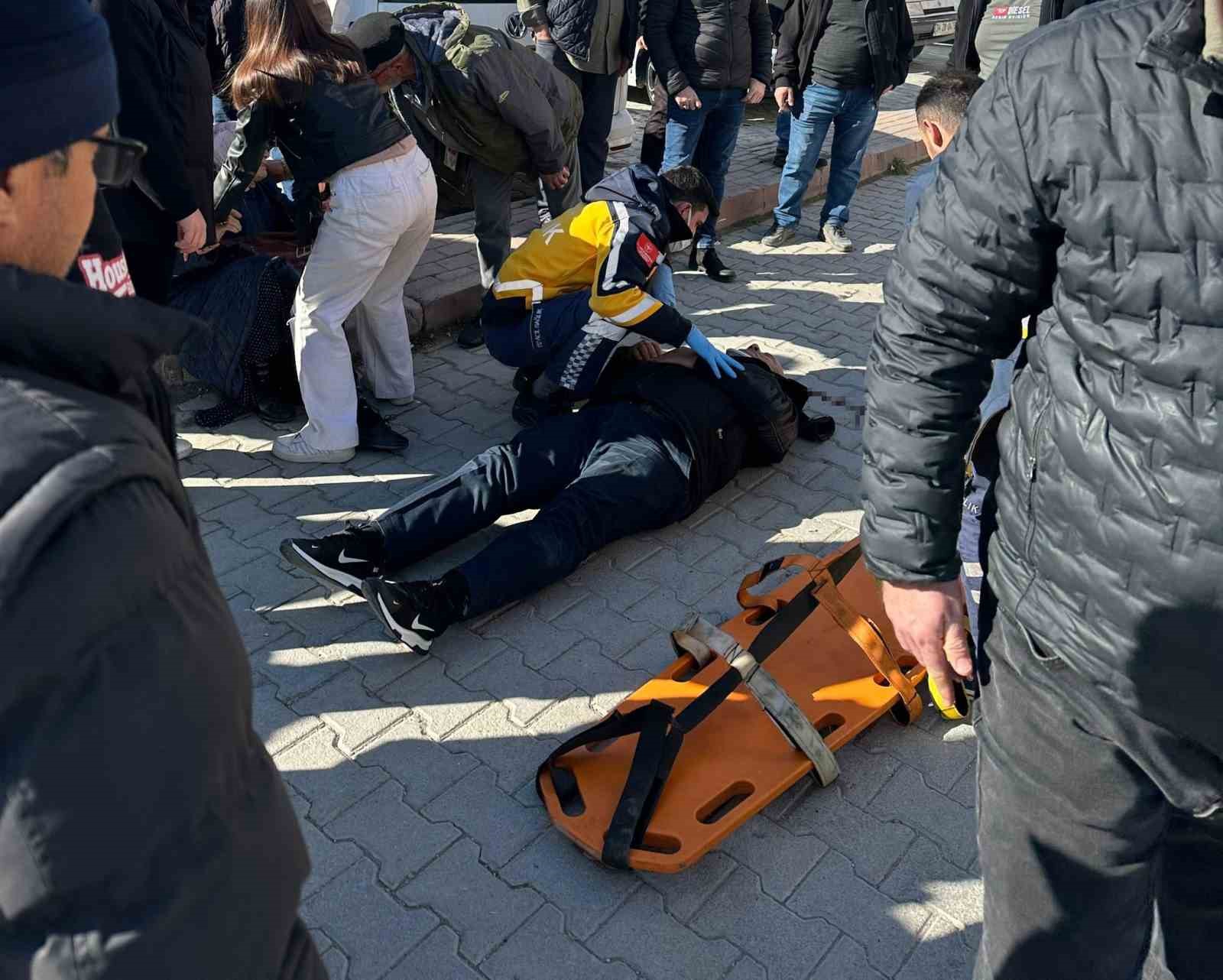 Otomobille Çarpışan Motosikletteki 2 Kişi Yaralandı