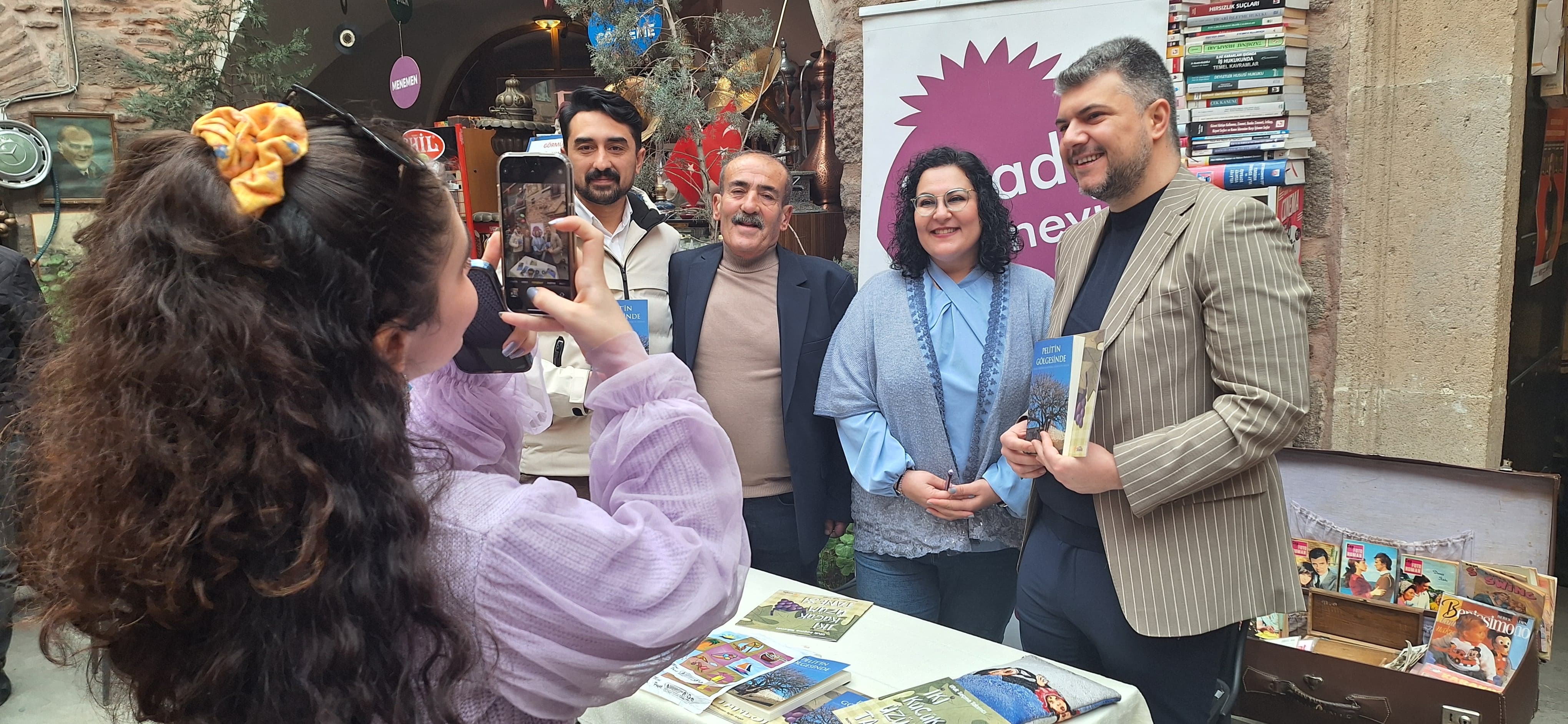 Tarihi Taşhan Alemi Çarşı'da Anlamlı İmza Günü: Veli Seçme Ve Ufuk Seçme Takımcı Okurlarıyla Buluştu