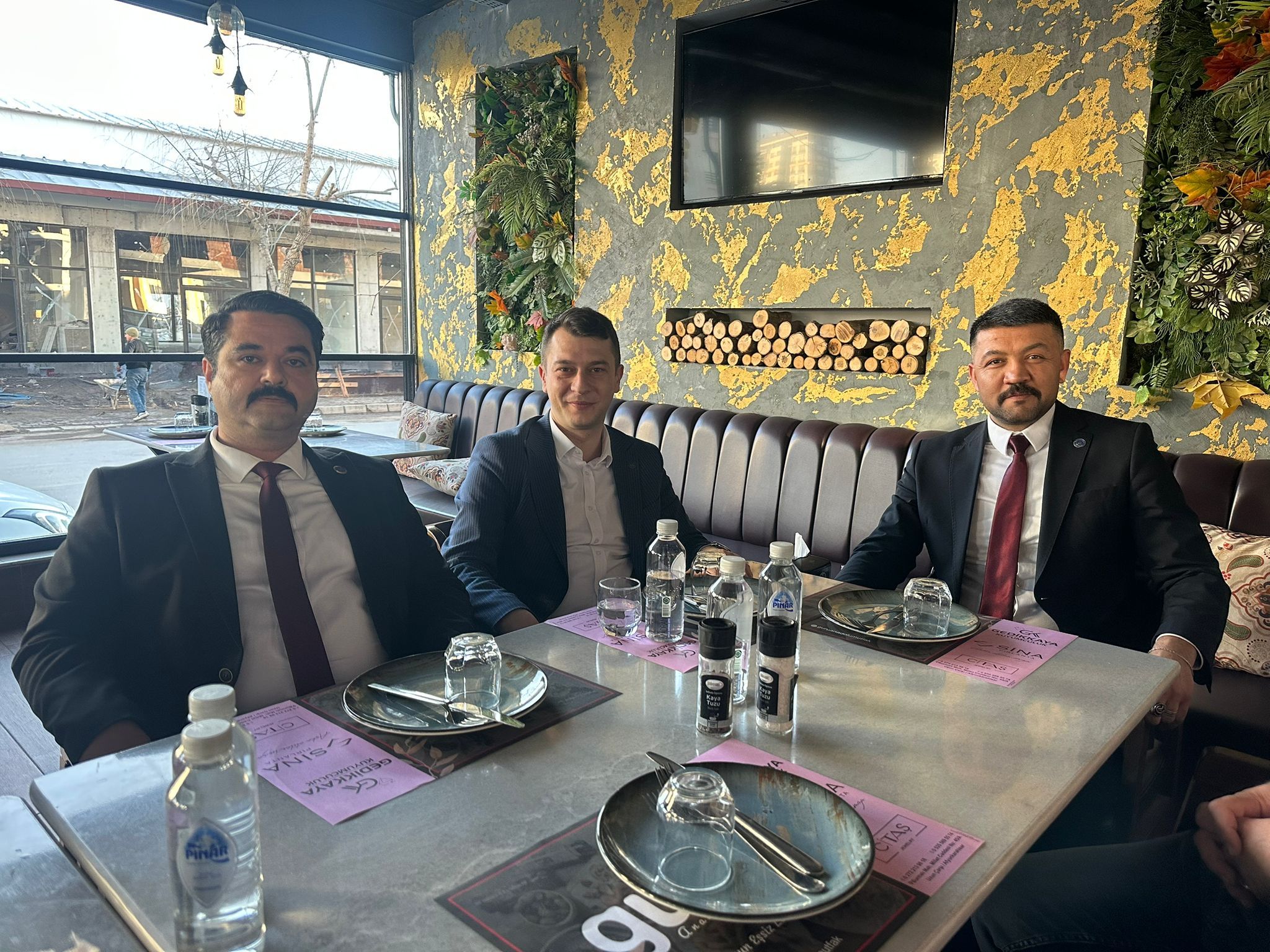 Ülkü Ocakları İl Başkanı Çetinkaya, Uşak ve Kütahya Ülkü Ocakları Başkanlarını Ağırladı