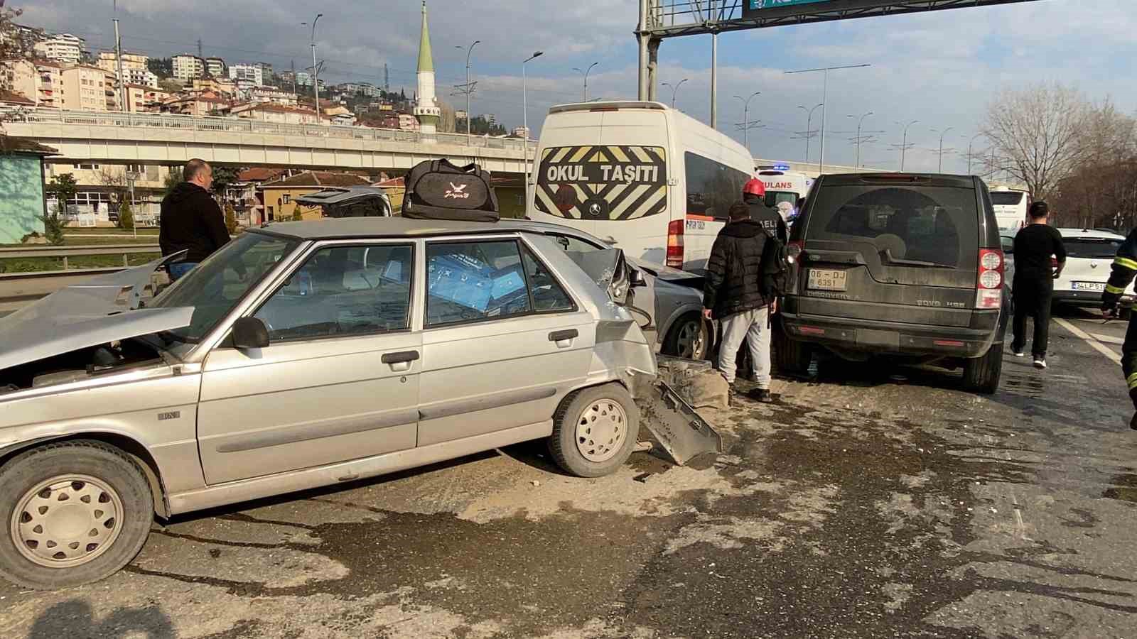5 Aracın Karıştığı Zincirleme Kazada 2 Kişi Yaralandı