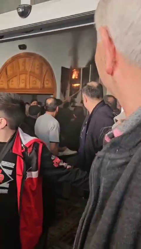 Cuma Vakti Camide Korkutan Yangın