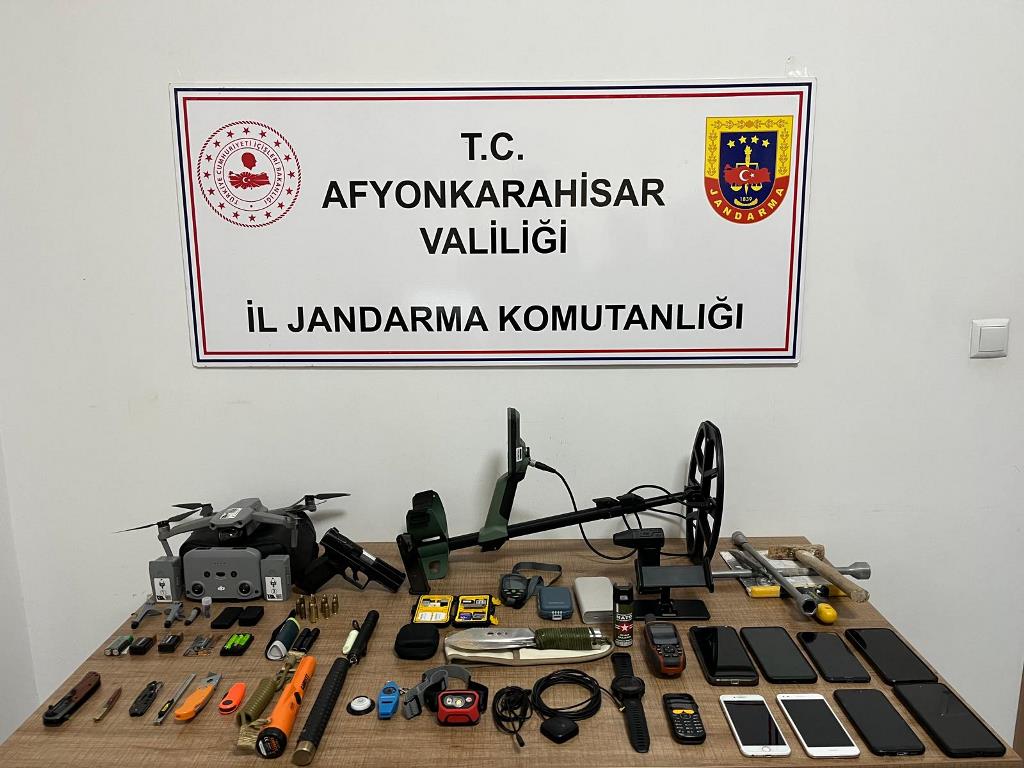 EMİRDAĞ'DA JANDARMADAN KAÇAK KAZIYA SUÇÜSTÜ!