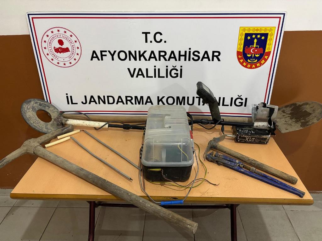 AFYONKARAHİSAR'DA KAÇAK KAZIYA JANDARMA DARBESİ!