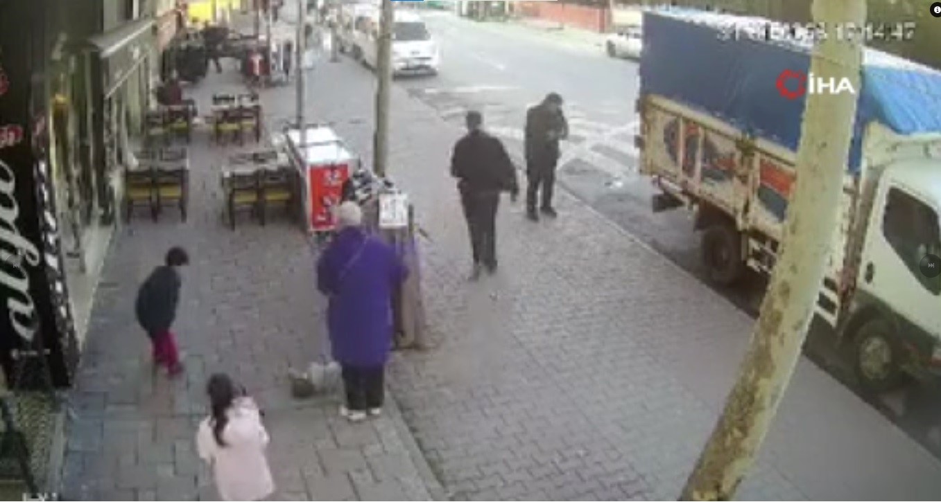 2 Yaşındaki Çocuk Birinci Kattaki Balkondan Aşağıya Düştü: O Anlar Kamerada