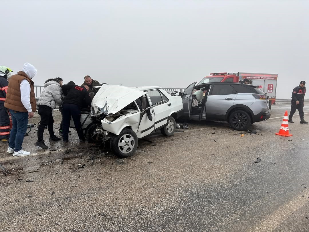 Cip İle Çarpışan Fiat Tofaş Kağıt Gibi Ezildi: 1 Ölü, 2 Yaralı