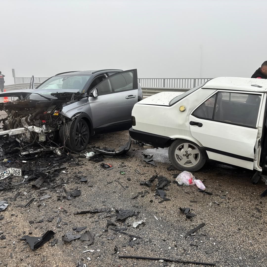 Cip İle Çarpışan Fiat Tofaş Kağıt Gibi Ezildi: 1 Ölü, 2 Yaralı