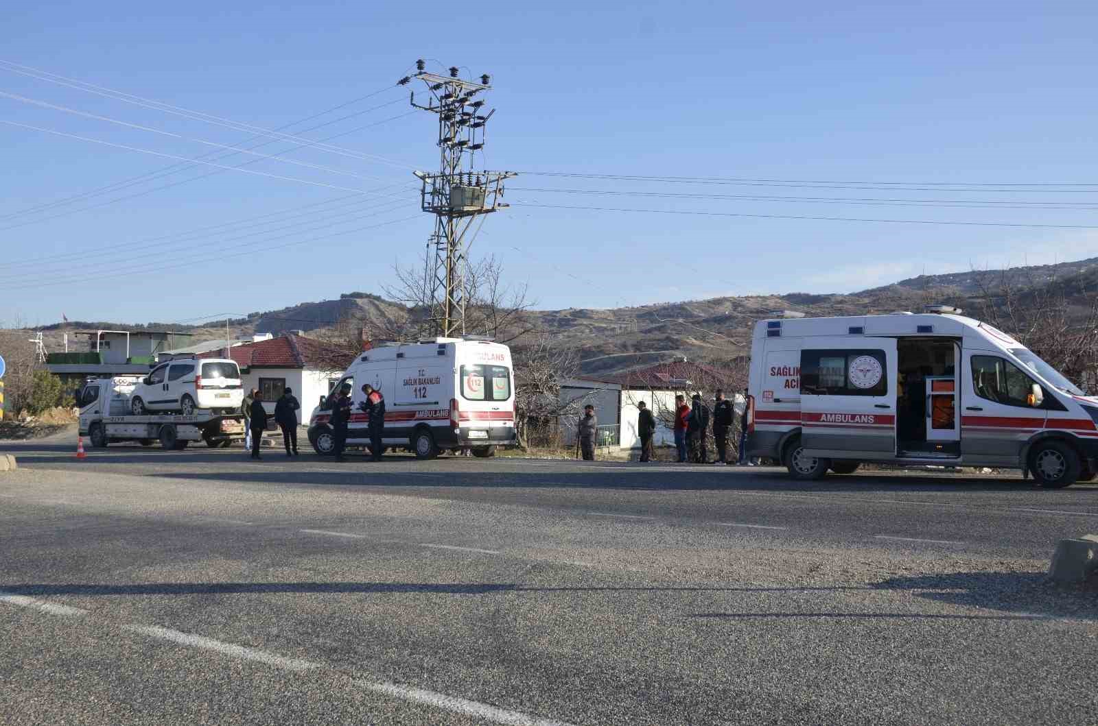 16 Yaşındaki Çocuğun Kullandığı Araç Trafoya Çarptı: 3 Yaralı