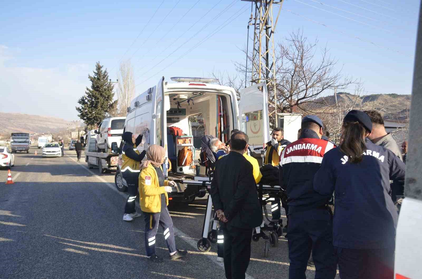 16 Yaşındaki Çocuğun Kullandığı Araç Trafoya Çarptı: 3 Yaralı