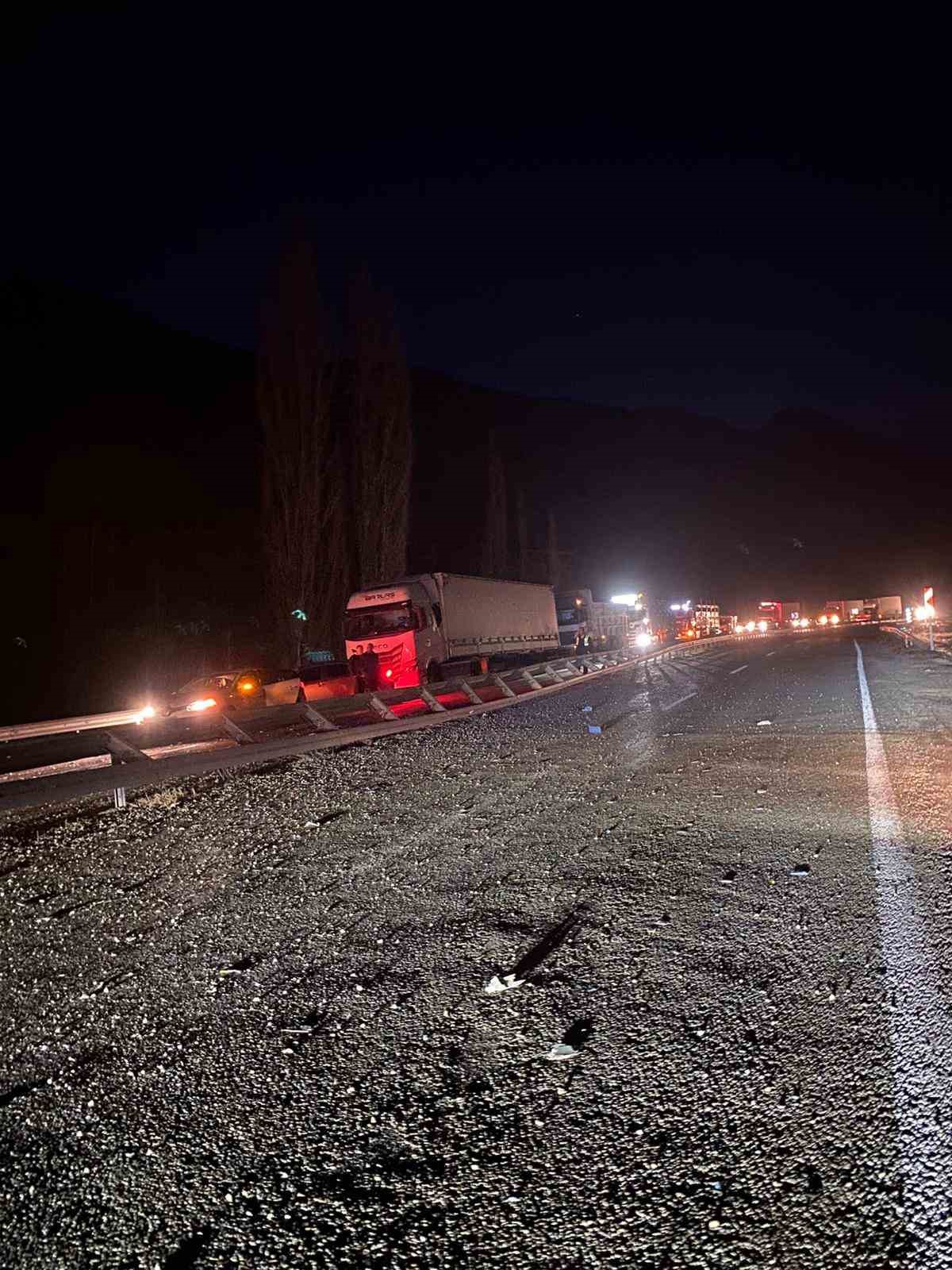 Tır İle Panelvan Araç Çarpıştı: 1 Ölü, 3 Yaralı
