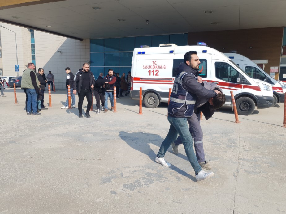 ‘DUR’ İHTARINA UYMAYIP POLİSE ÇARPTI