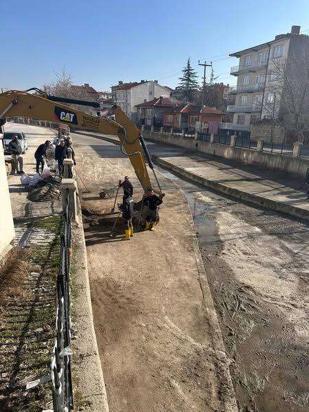 ÇAY DERESİNDE TEMİZLİK HAREKÂTI