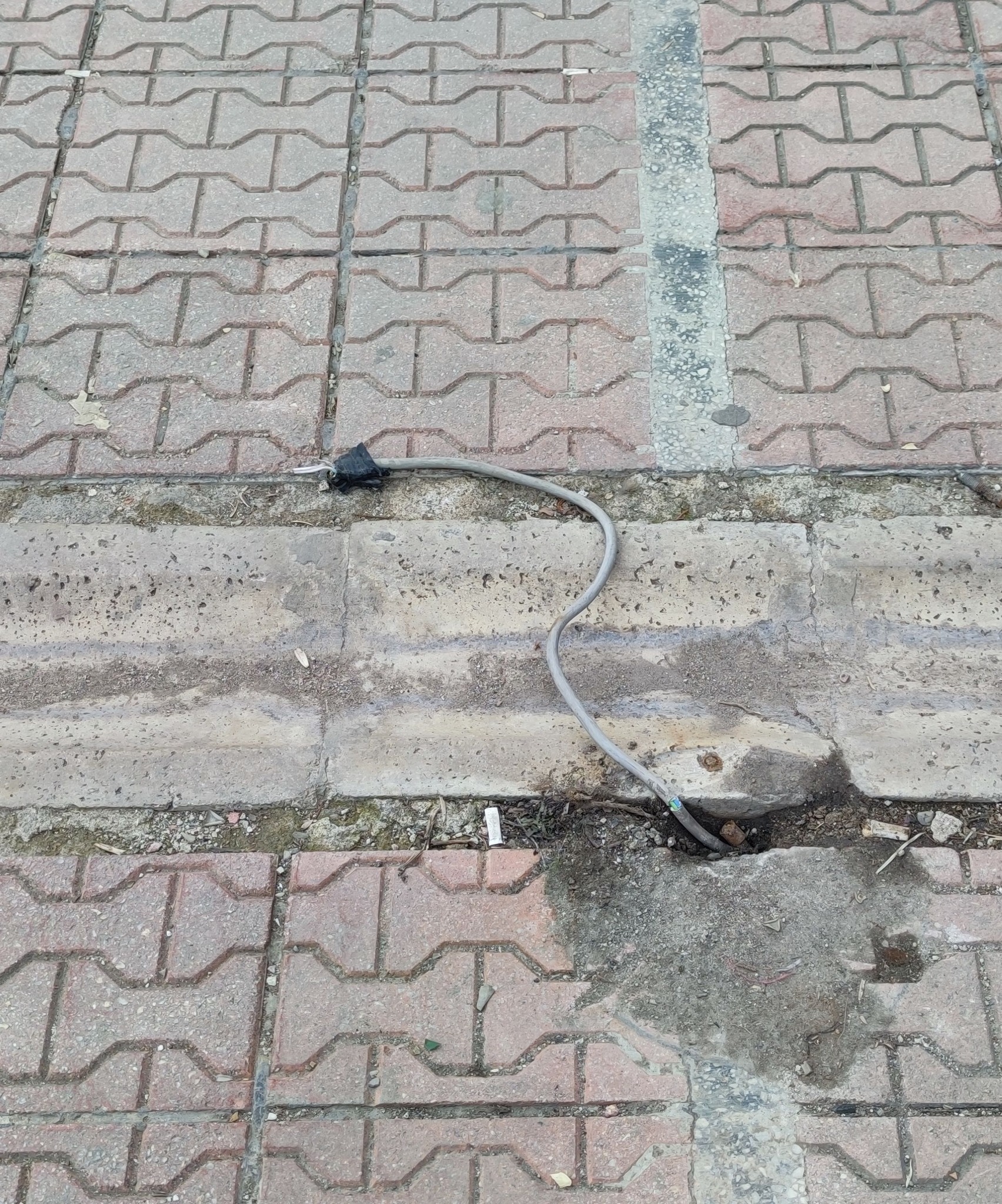 Açıkta Duran Elektrik  Hattı Tehlike Saçıyor