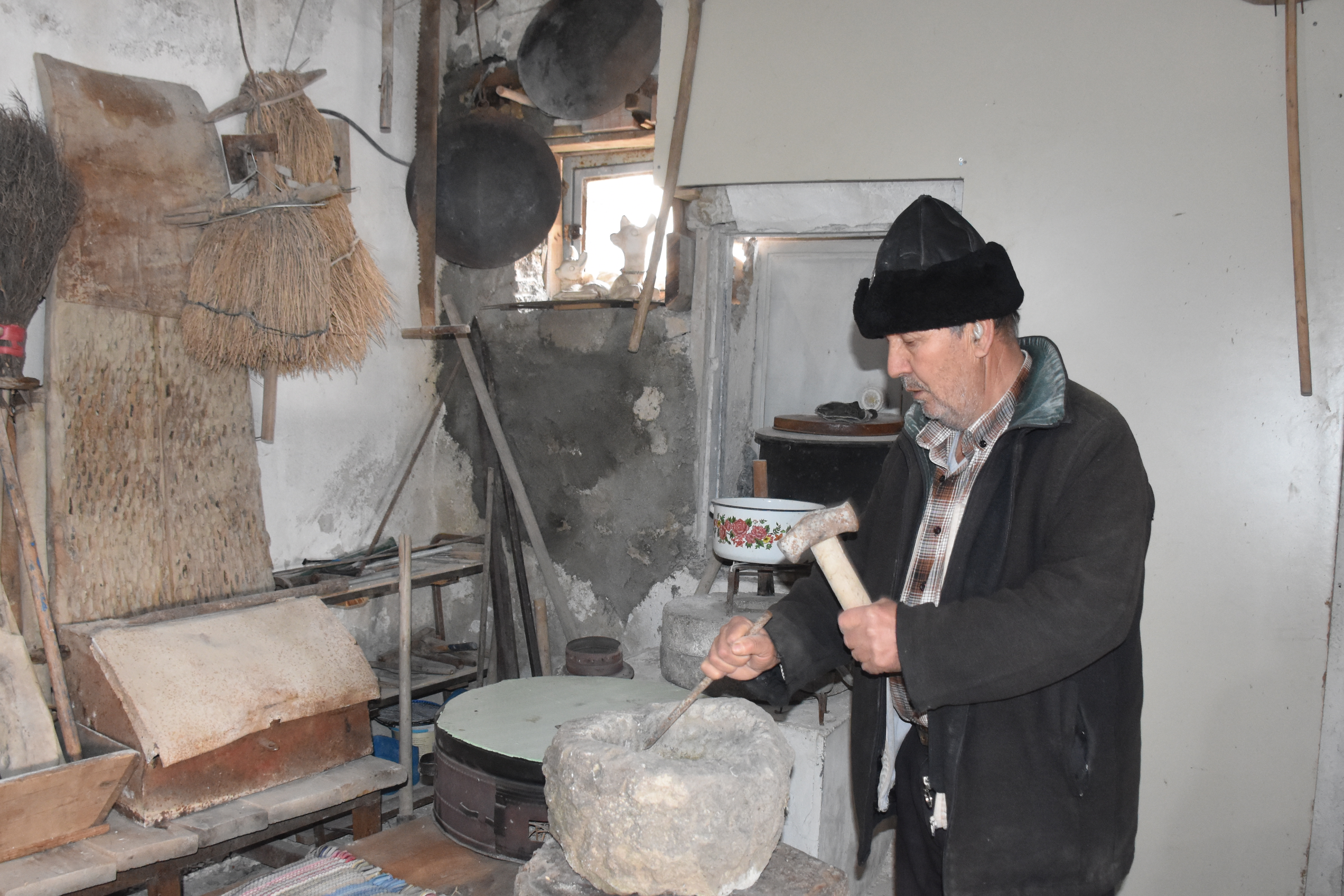 Taş Ustası Mustafa Mermer, Geçmişin İzlerini Atölyesinde Sergiliyor