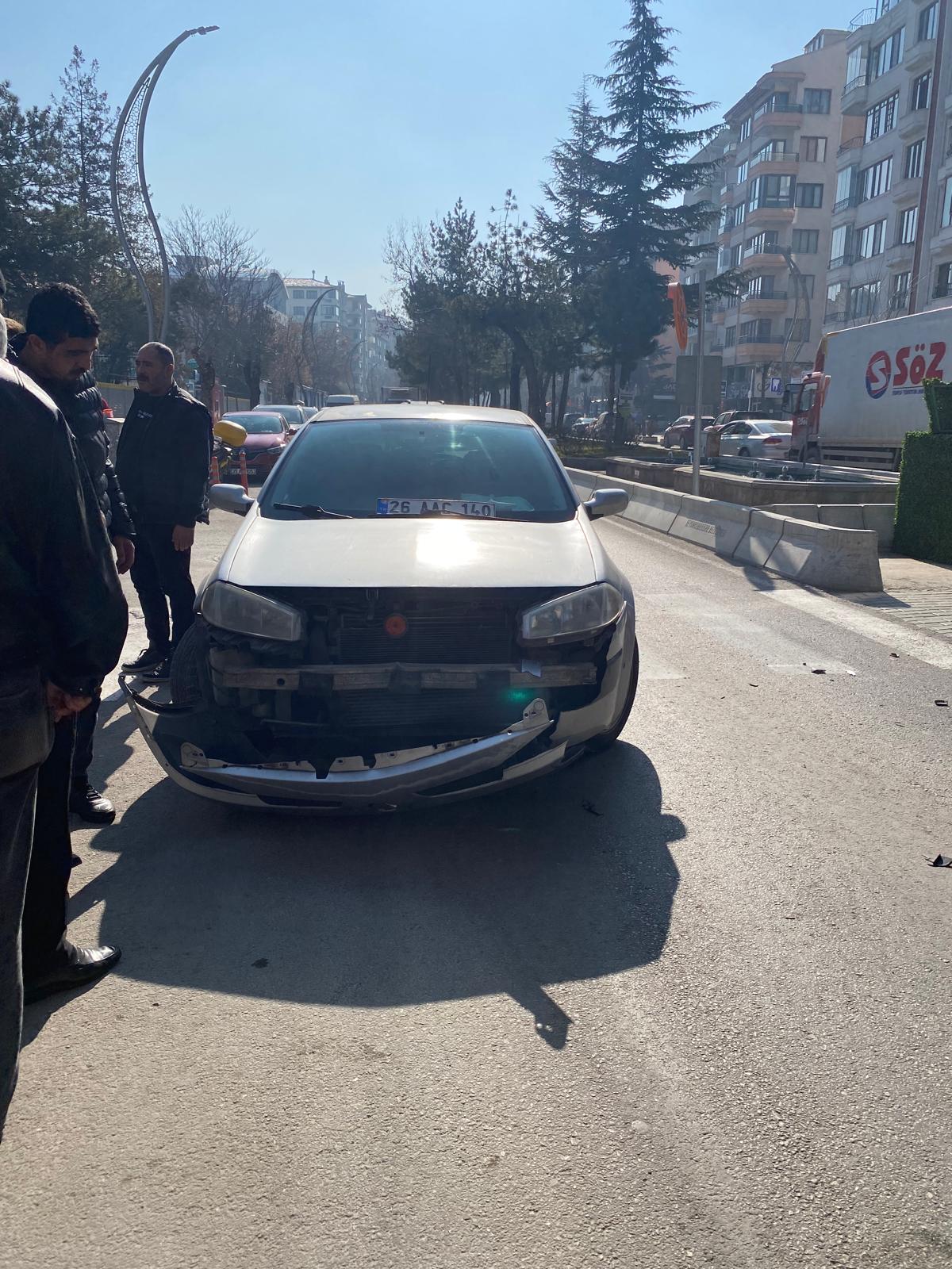 İki Otomobil Çarpıştı: Şans Eseri Yaralanan Yok
