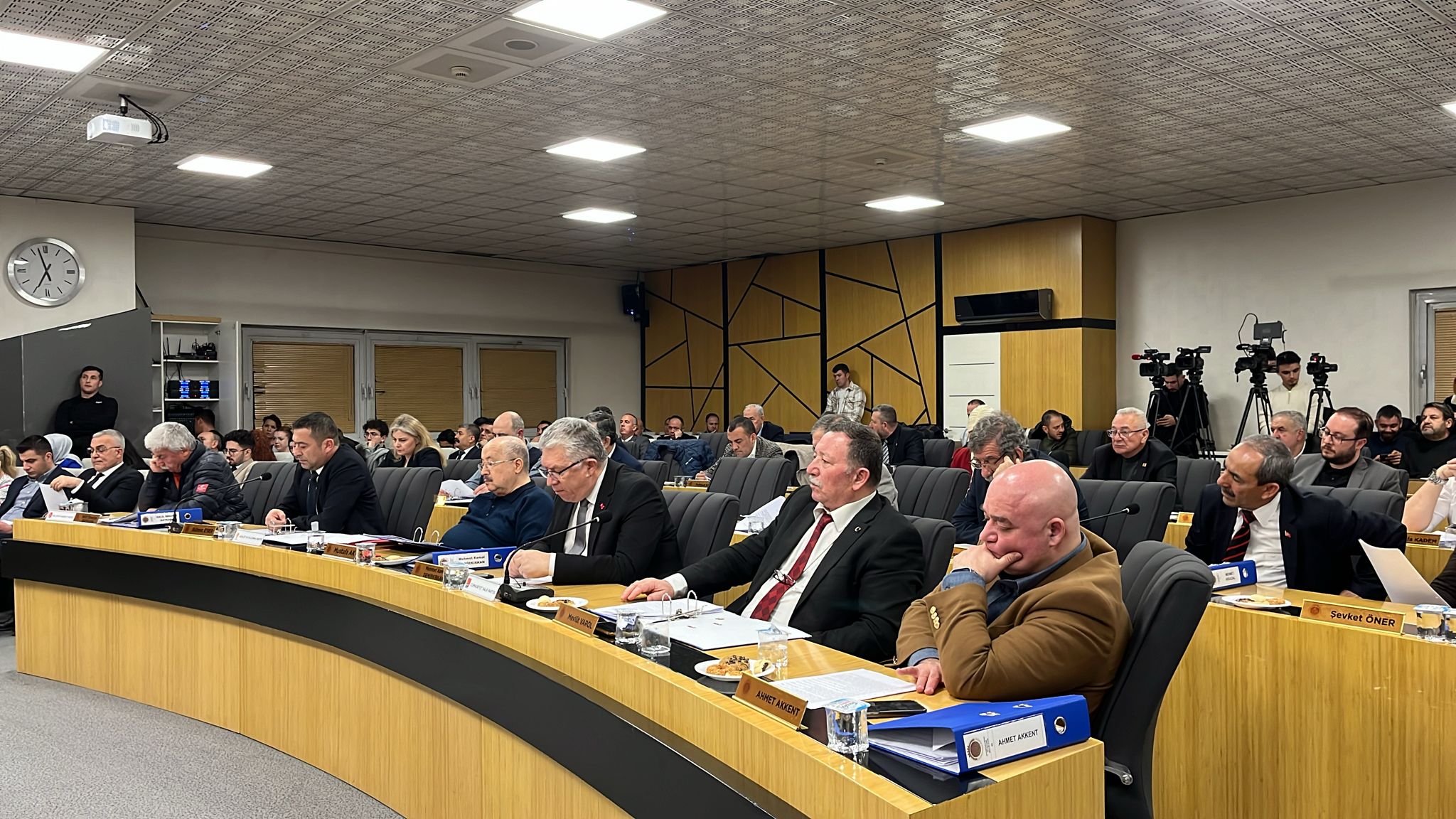 AFYONKARAHİSAR'DA ÜCRETLİ CADDE OTOPARK UYGULAMASI YENİDEN BAŞLIYOR: ÜCRETLER BELİRLENDİ 