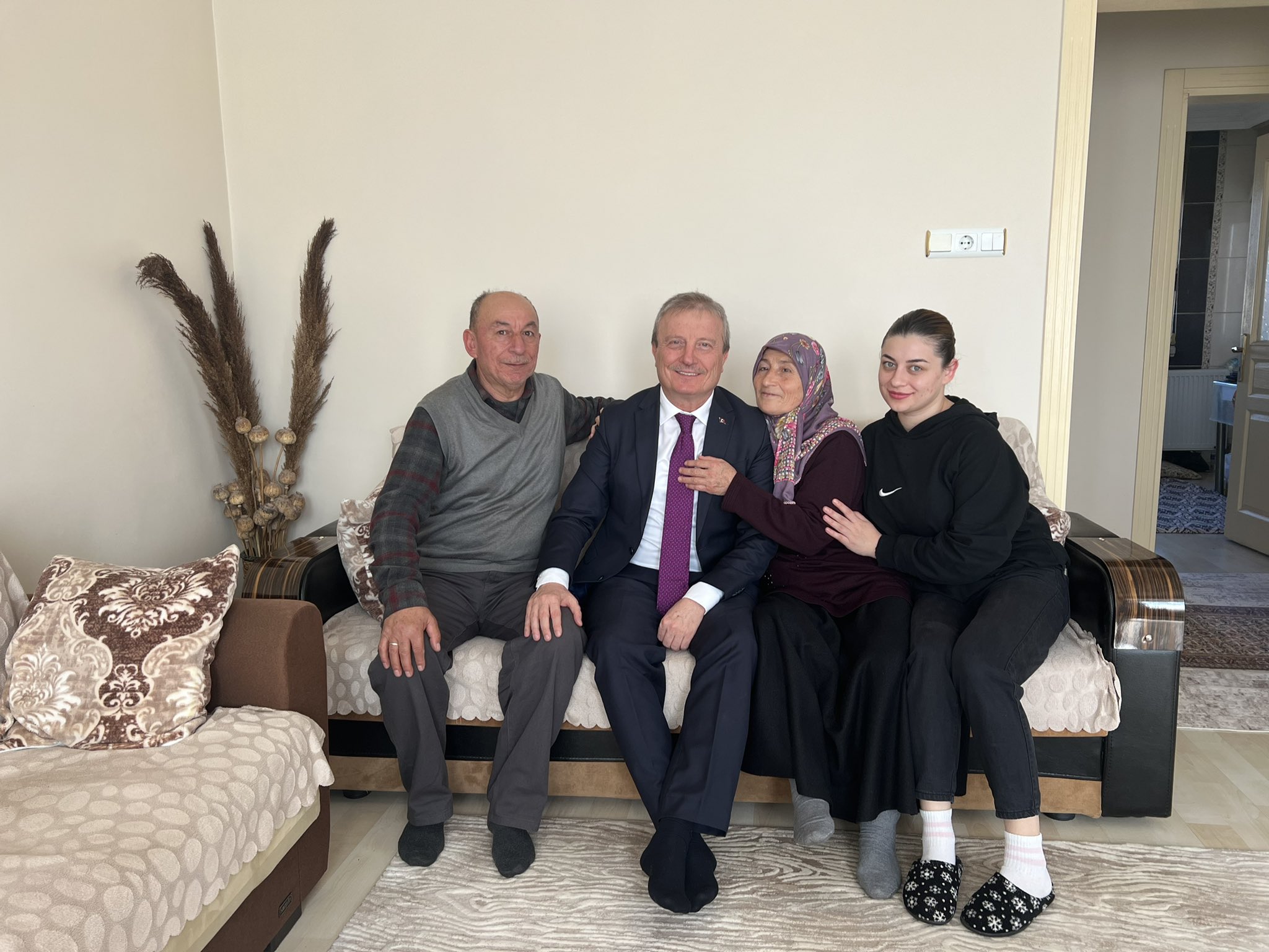 ‘’ÖNCE İNSAN’’ DİYEN KOÇAK  GÖNÜL ALDI TEBRİK ETTİ