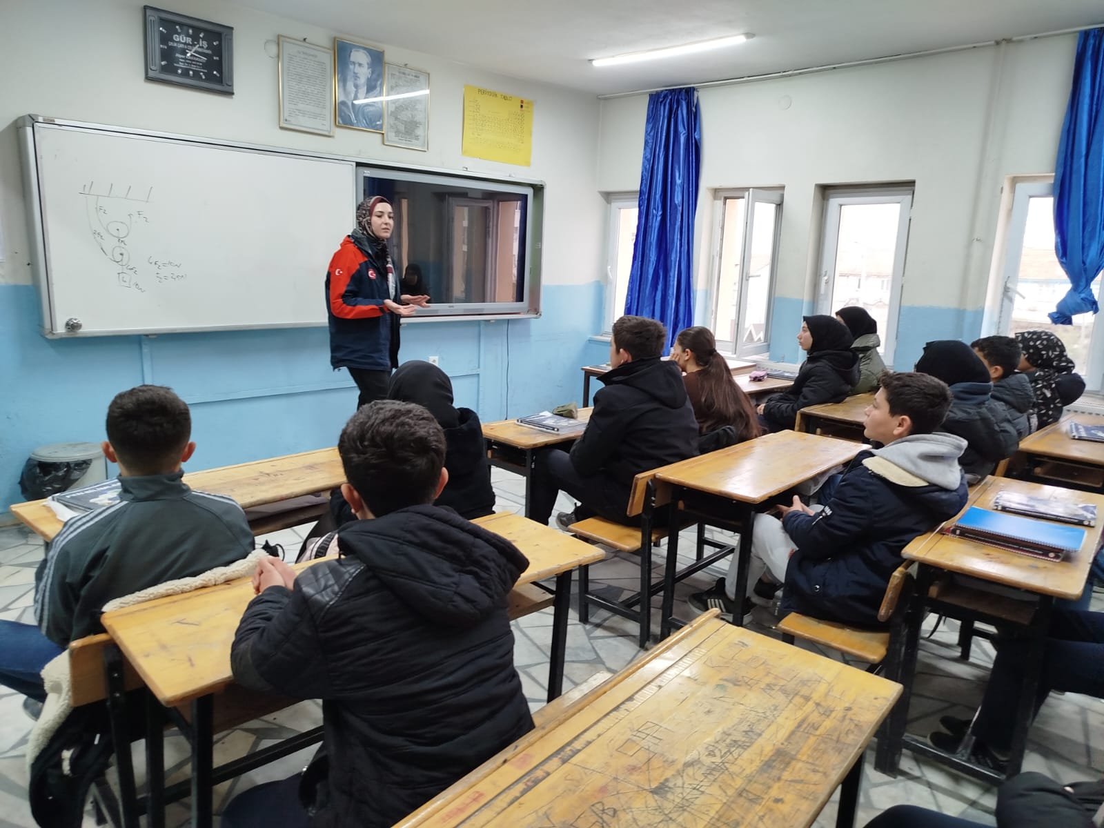 AFAD EĞİTİMLERİYLE ÖĞRENCİLERİ  BİLİNÇLENDİRMEYE DEVAM EDİYOR