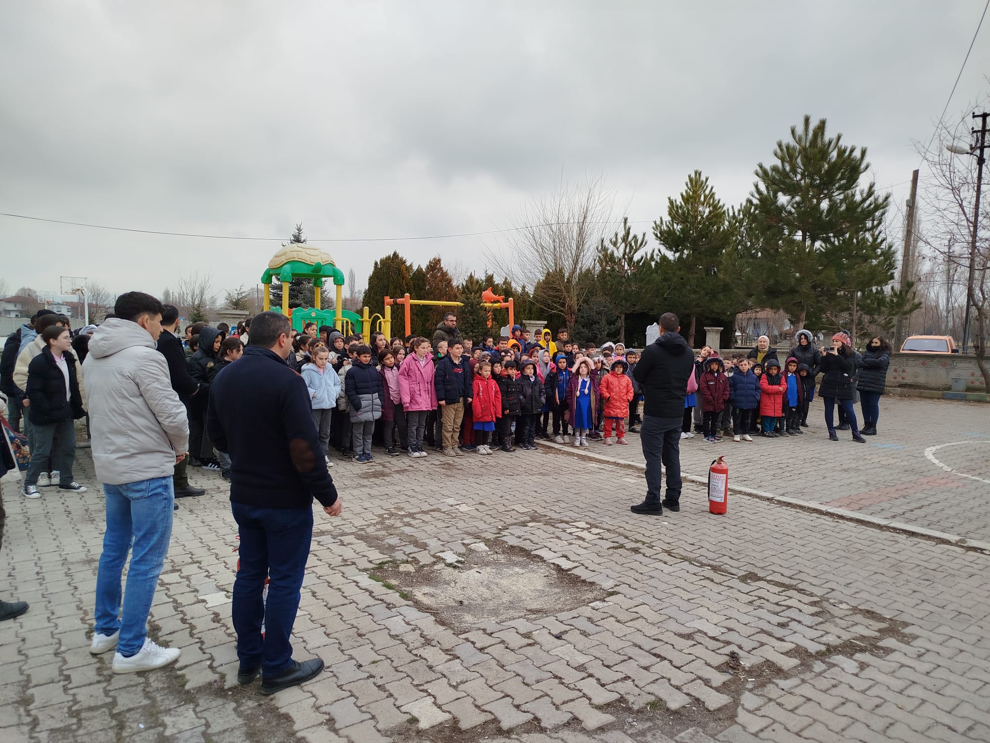 AFAD EĞİTİMLERİYLE ÖĞRENCİLERİ  BİLİNÇLENDİRMEYE DEVAM EDİYOR