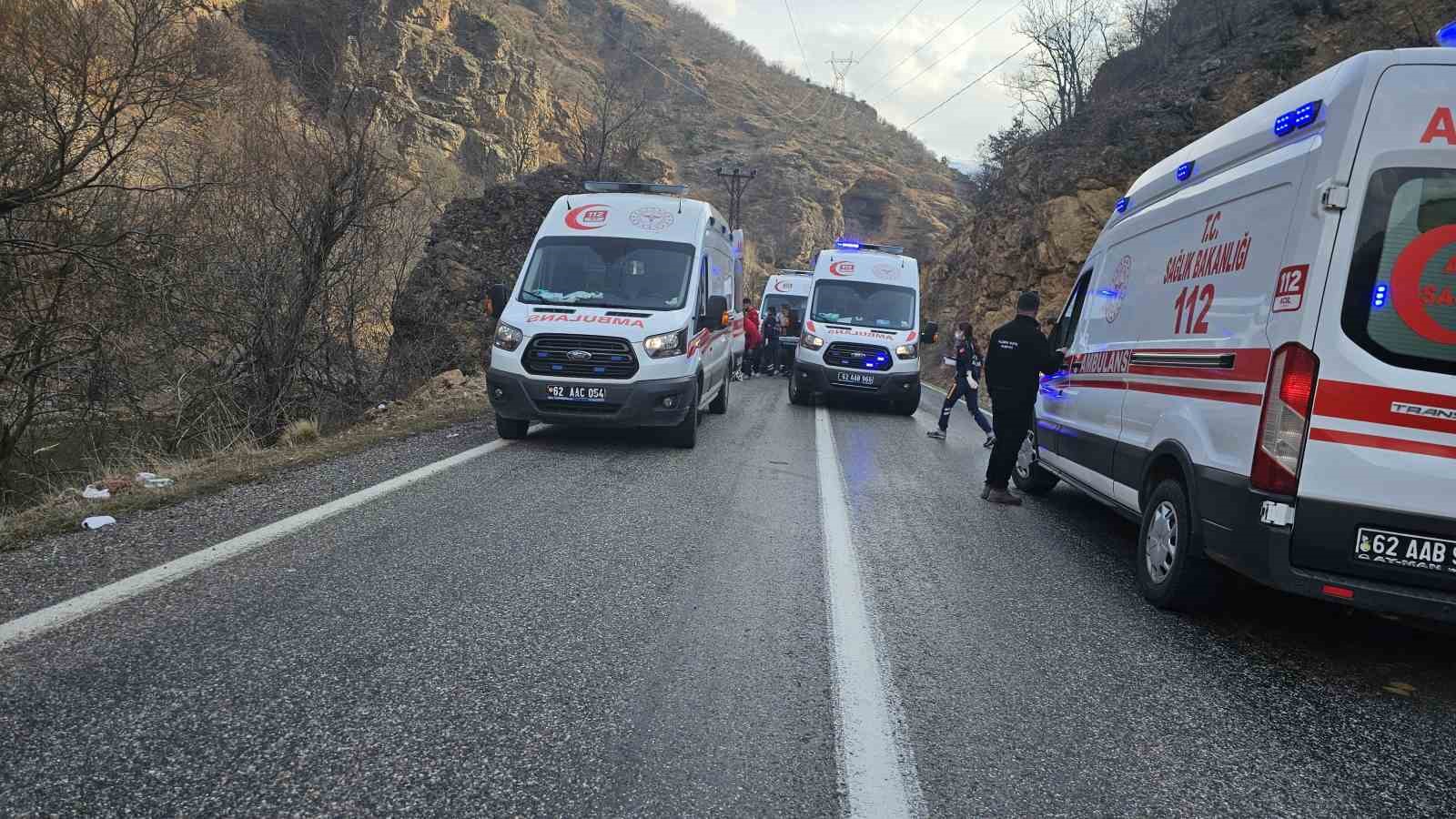 Otomobil Kayaya Çarptı: 1 Ölü, 5 Yaralı