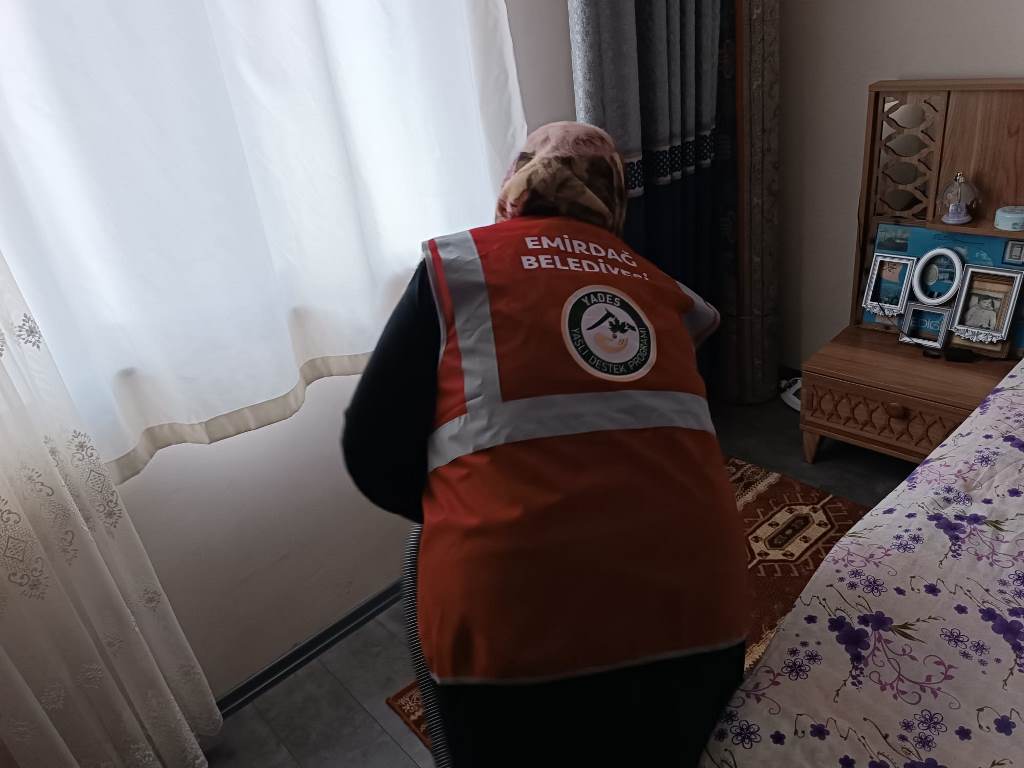 EMİRDAĞ BELEDİYESİ'NDEN YAŞLILARA DESTEK ELİ