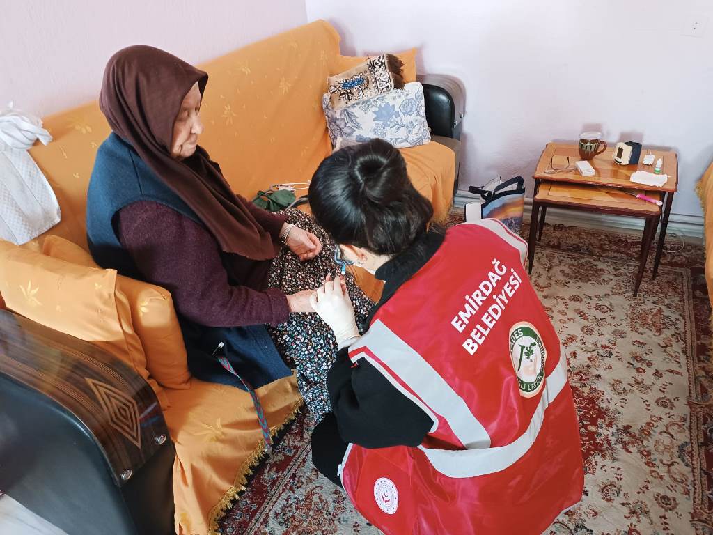 EMİRDAĞ BELEDİYESİ'NDEN YAŞLILARA DESTEK ELİ