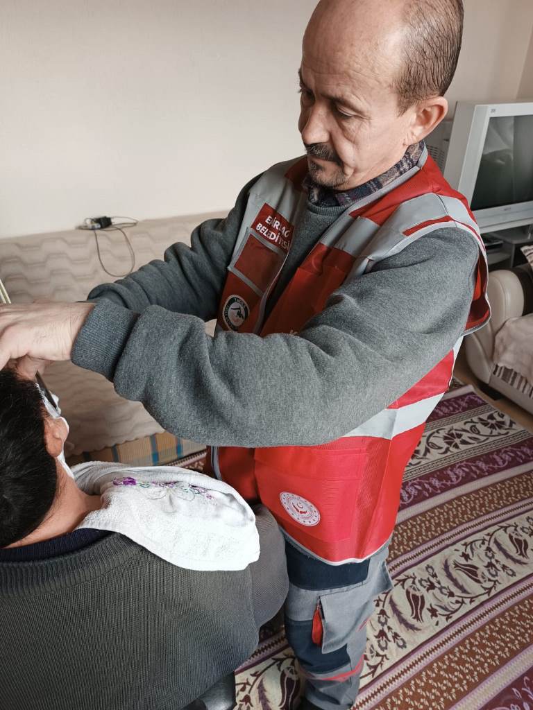 EMİRDAĞ BELEDİYESİ'NDEN YAŞLILARA DESTEK ELİ