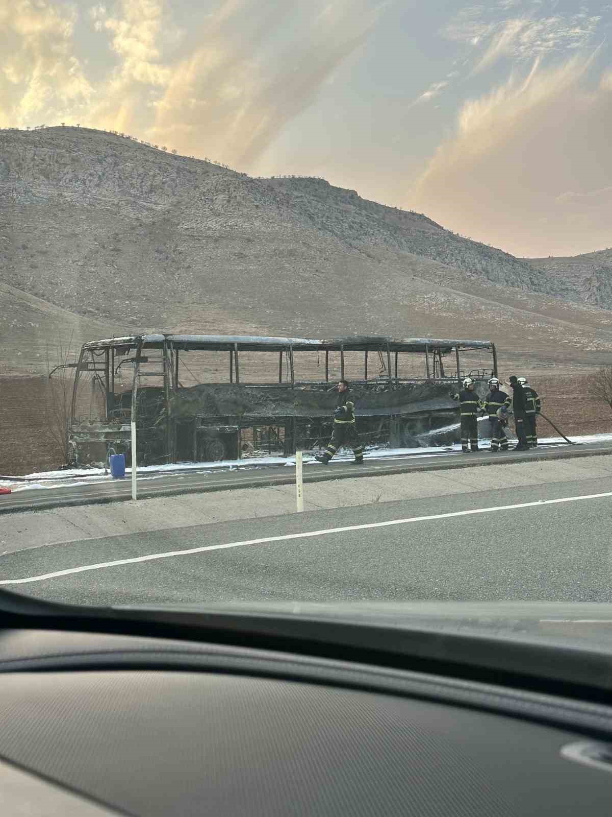 Seyir Halindeki Otobüs Alev Alev Yandı
