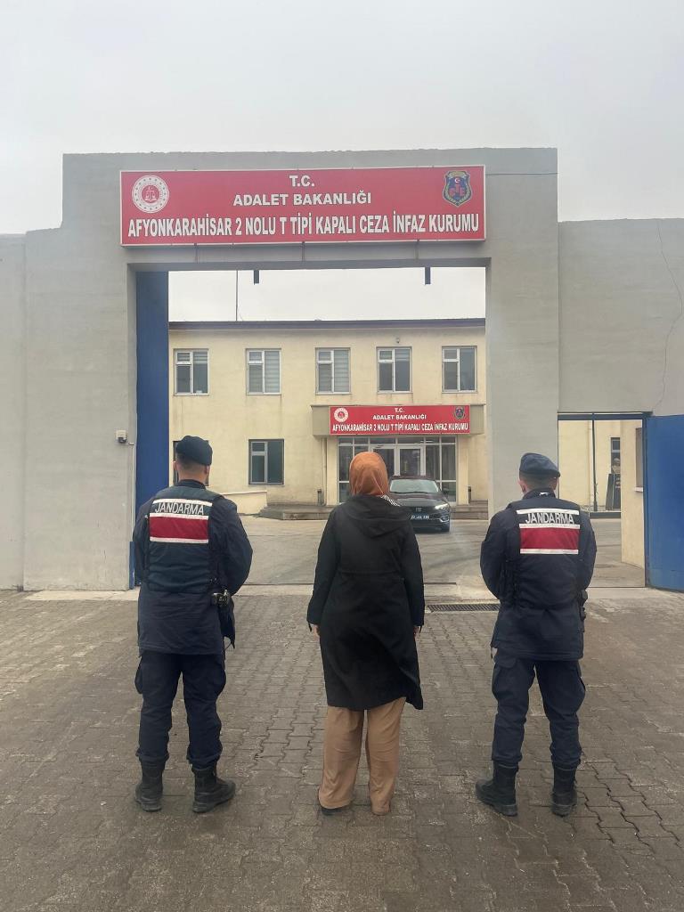FETÖ ÜYESİ FİRARİ KADIN JANDARMADAN KAÇAMADI!