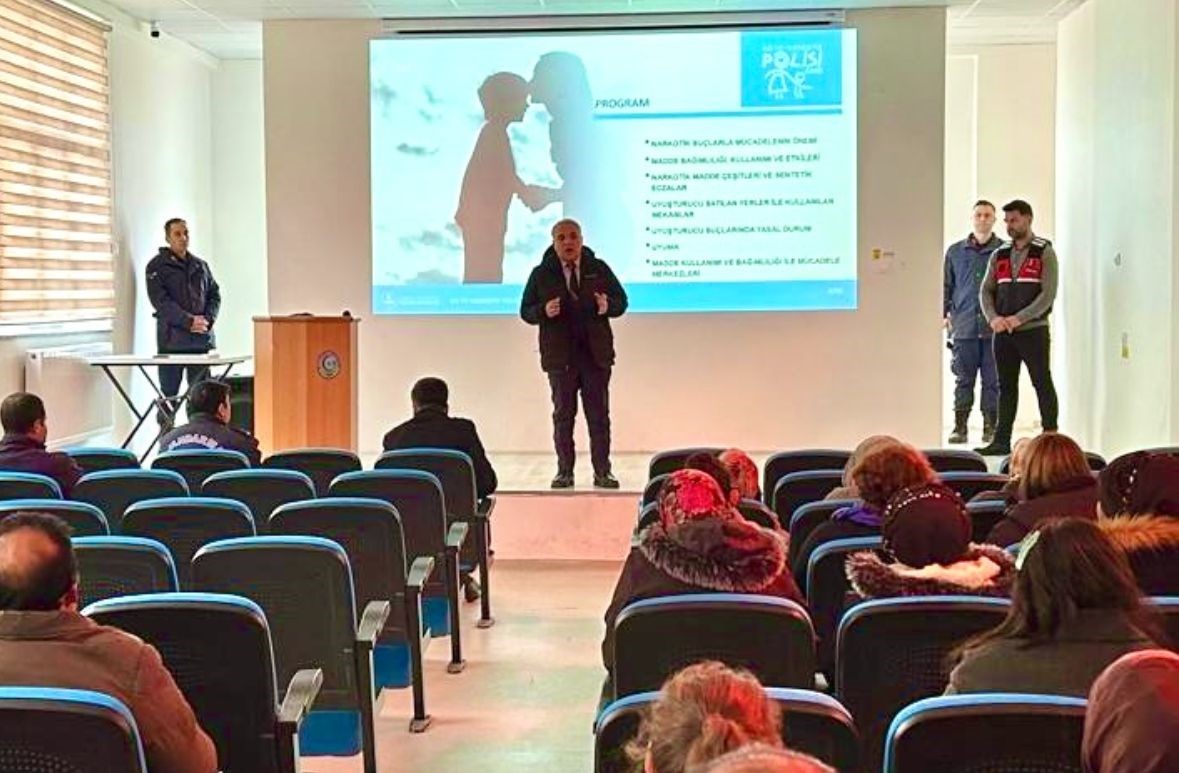 Jandarma, Vatandaşlara Uyuşturucu ve Dolandırıcılık Konusunda Eğitim Verdi