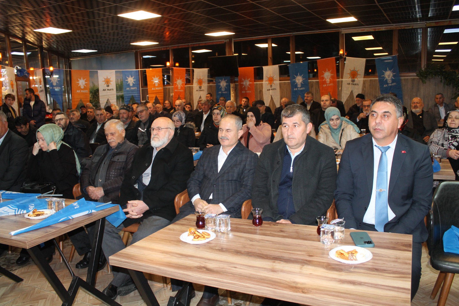 AK Parti Çay İlçe Danışma Meclis Toplantısı Yapıldı: Altyapı ve Hükümet Konağı Çalışmaları Görüşüldü