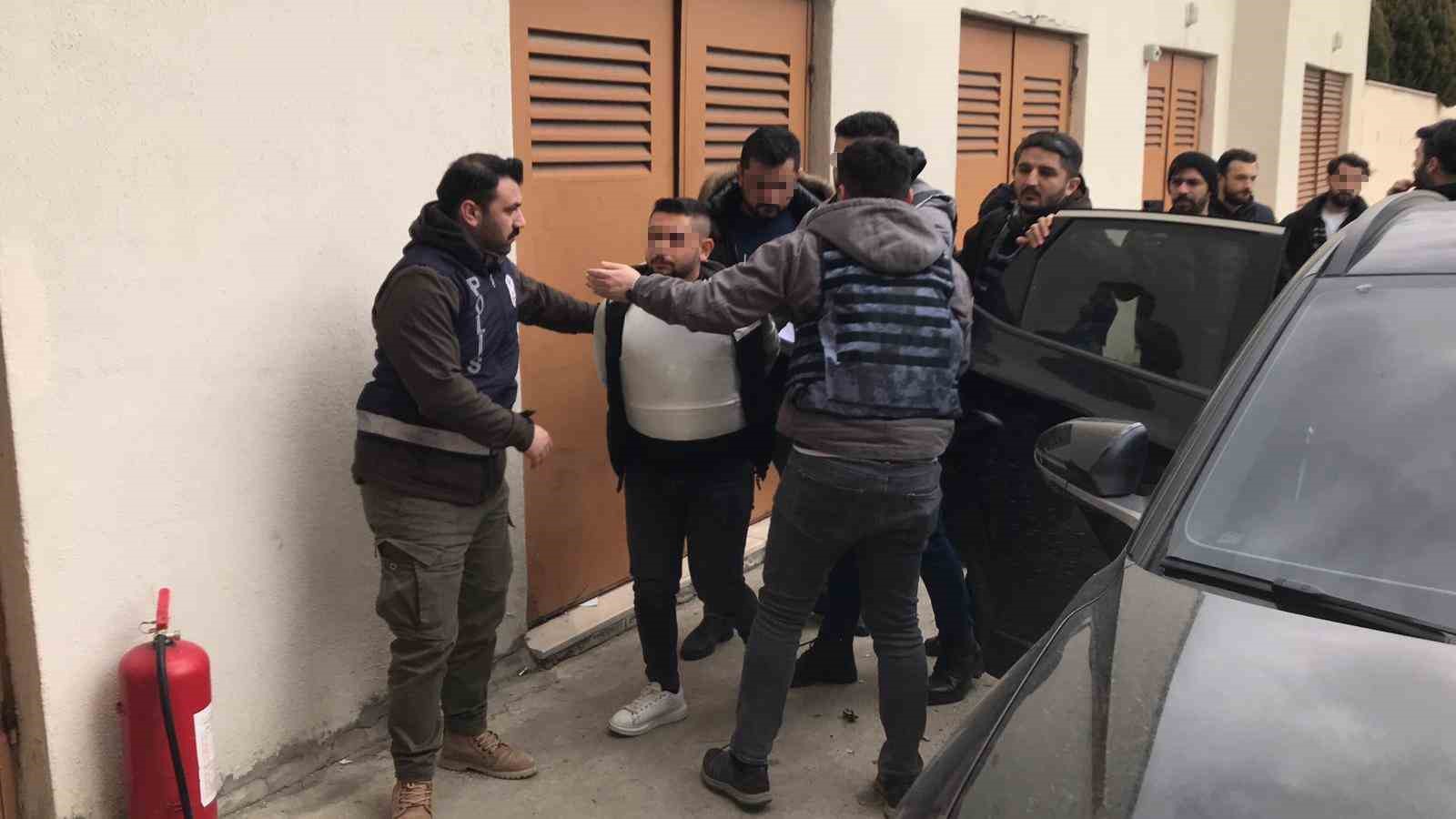 Husumetlisi İle Birlikte 2 Kişiyi Vuran Şüpheli Çelik Yelekle Adliyeye Sevk Edildi