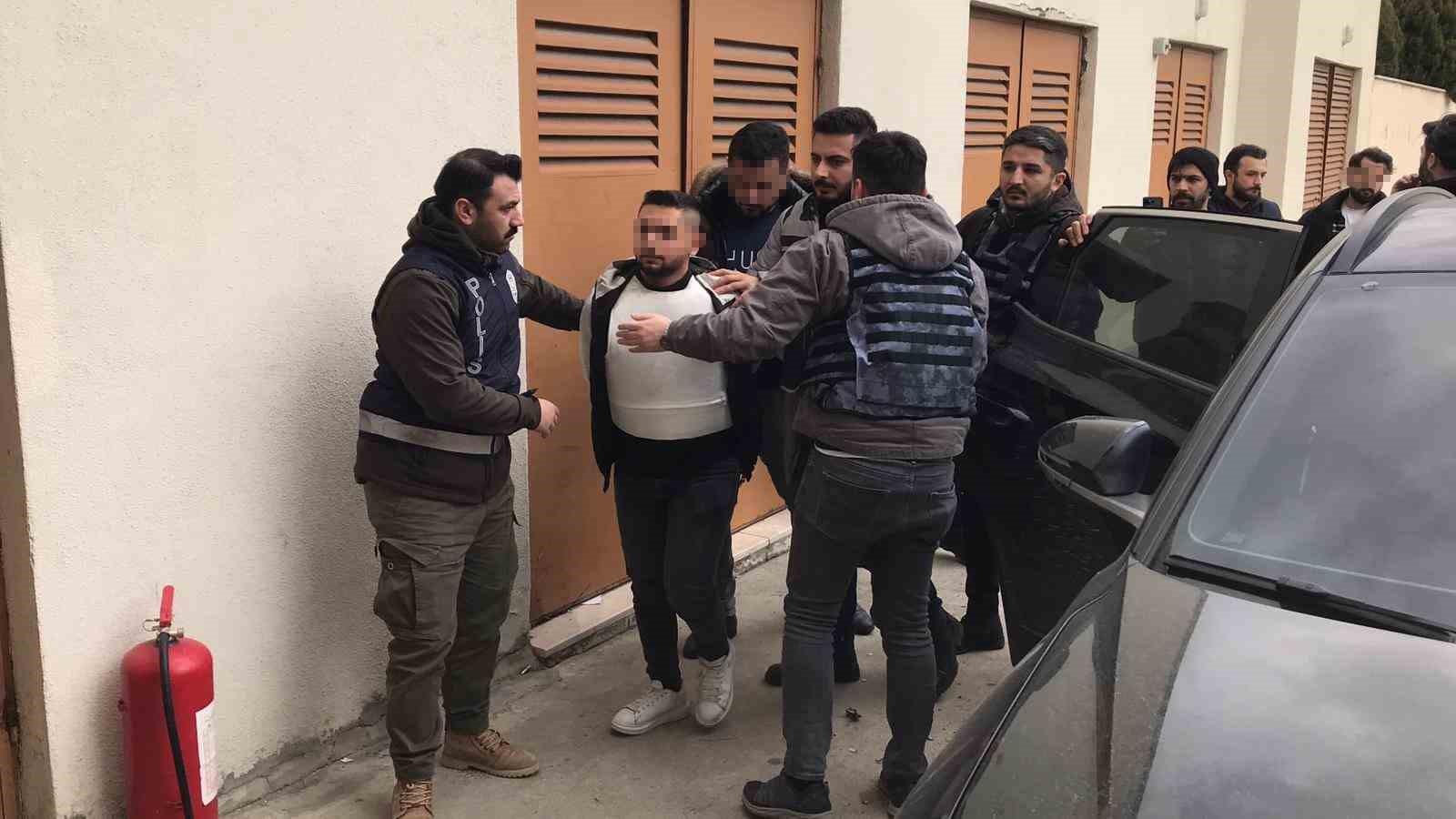 Husumetlisi İle Birlikte 2 Kişiyi Vuran Şüpheli Çelik Yelekle Adliyeye Sevk Edildi