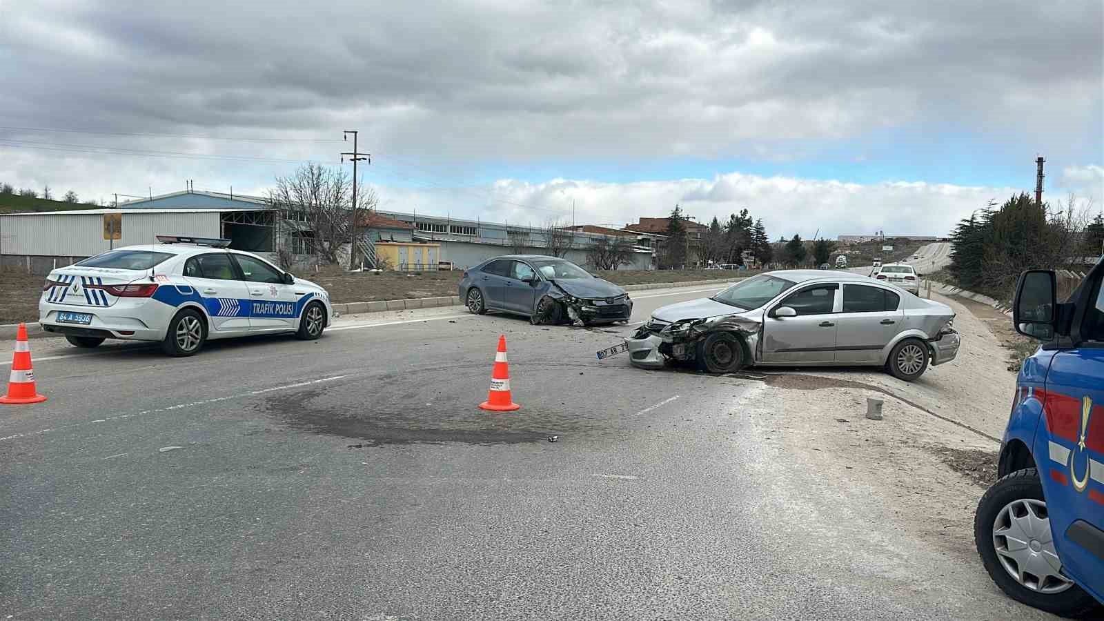 İki Otomobilin Çarpışması Sonucu Sürücüler Yaralandı
