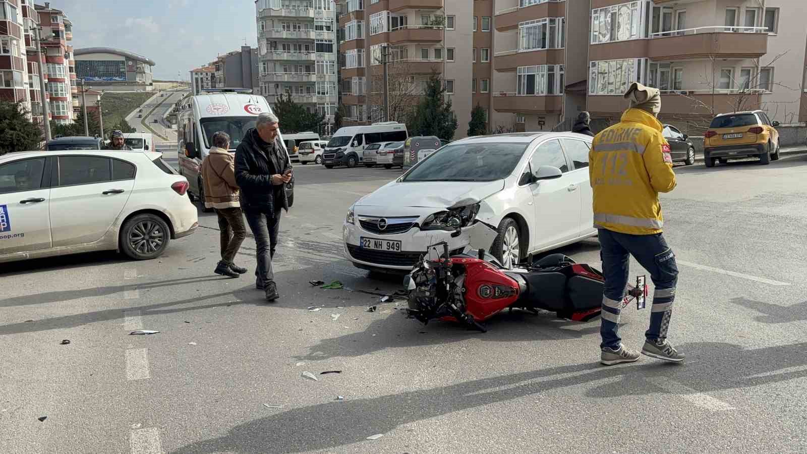 Otomobille Çarpışan Motosikletli Yaralandı