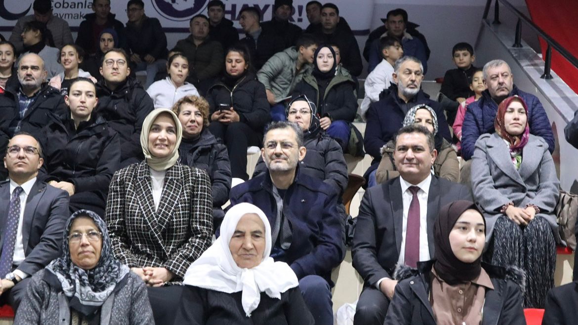 YİĞİTBAŞI AİLESİ TRİBÜNDEN DESTEK VERDİ  ŞEHİDİN ANISININ YAŞATILDIĞI MAÇTA DOSTLUK KAZANDI