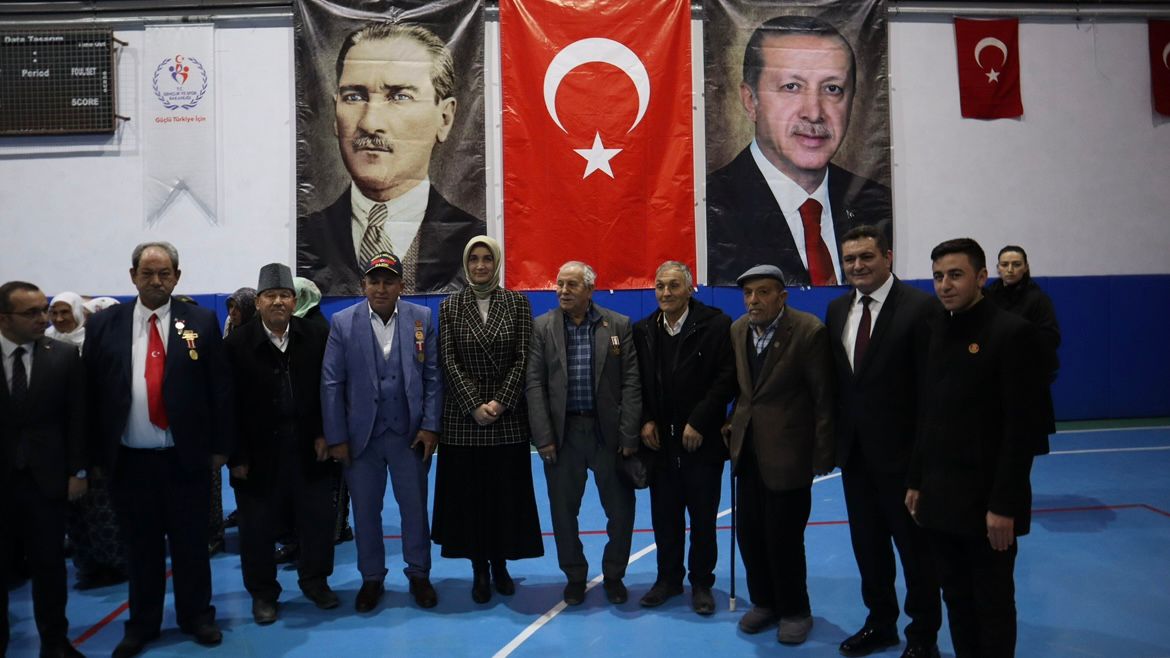 YİĞİTBAŞI AİLESİ TRİBÜNDEN DESTEK VERDİ  ŞEHİDİN ANISININ YAŞATILDIĞI MAÇTA DOSTLUK KAZANDI