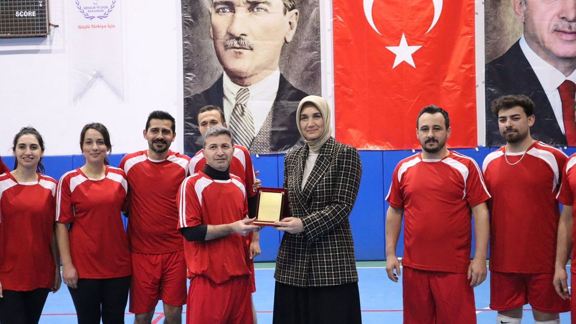 YİĞİTBAŞI AİLESİ TRİBÜNDEN DESTEK VERDİ  ŞEHİDİN ANISININ YAŞATILDIĞI MAÇTA DOSTLUK KAZANDI