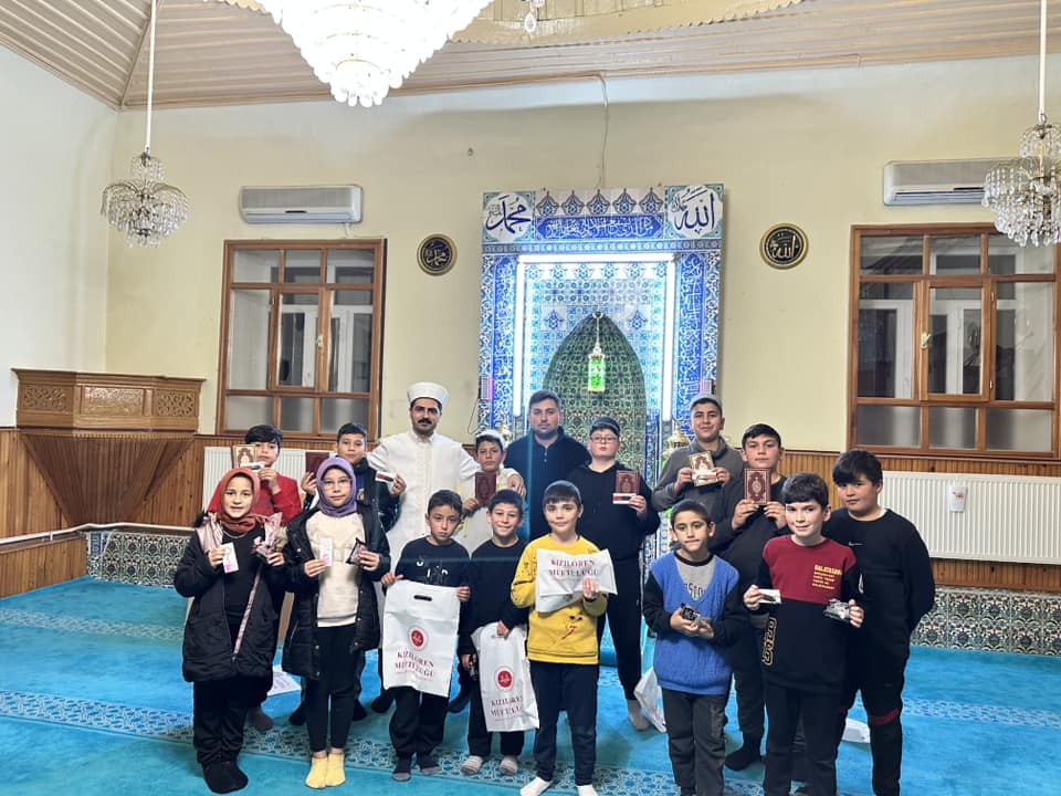 Kızılören İlçesinde, Camii Müdavimi Gençlere Hediye Takdimi
