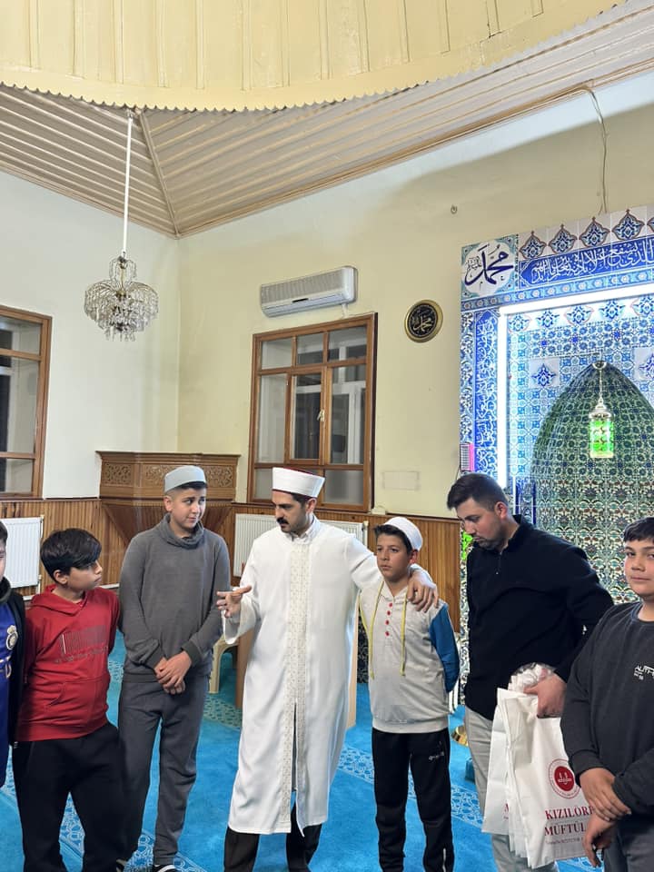 Kızılören İlçesinde, Camii Müdavimi Gençlere Hediye Takdimi