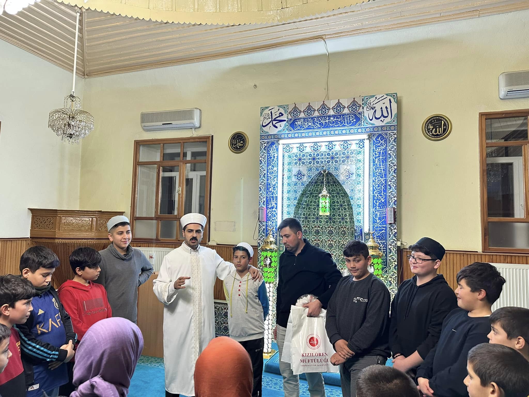 Kızılören İlçesinde, Camii Müdavimi Gençlere Hediye Takdimi