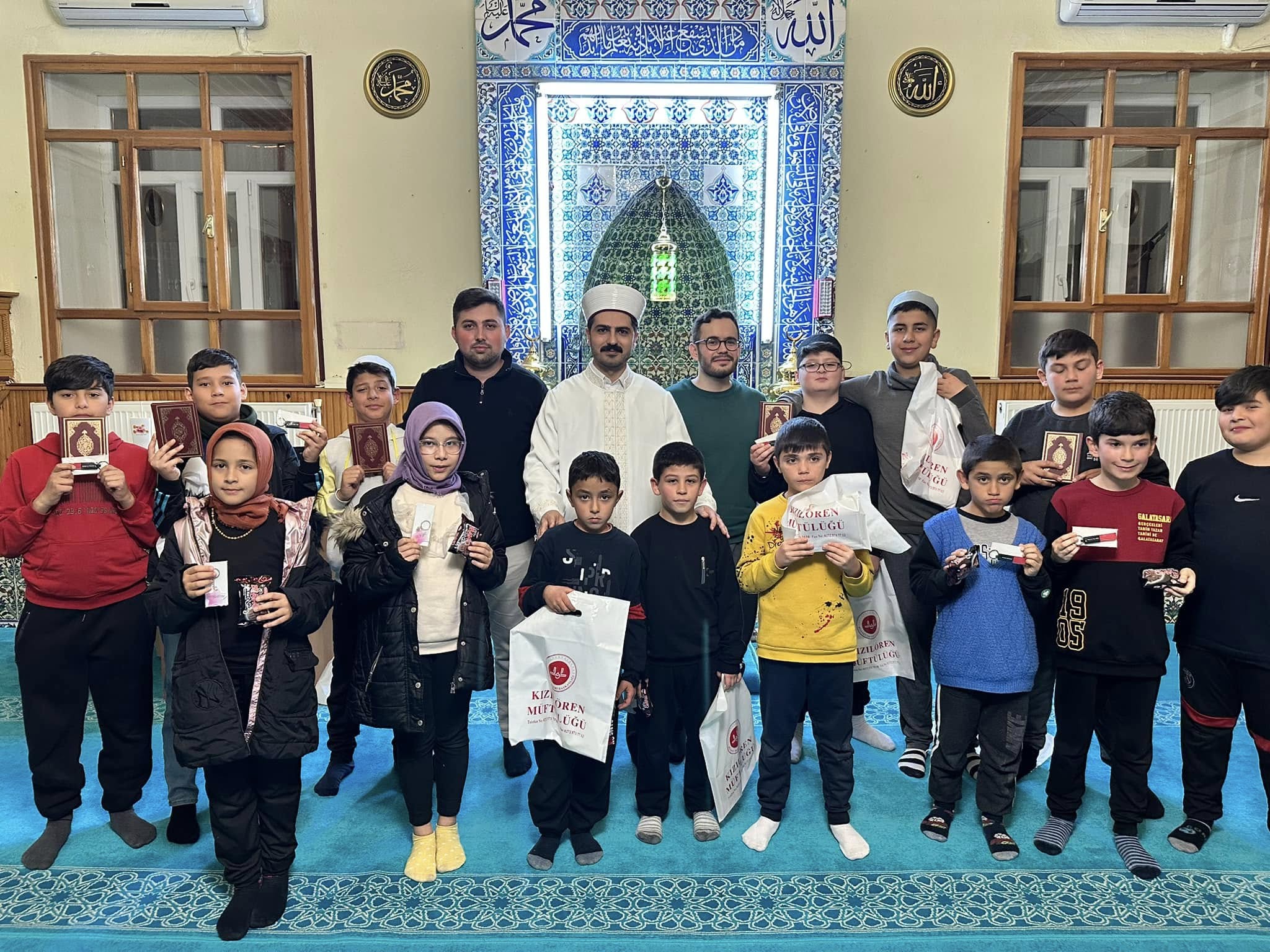 Kızılören İlçesinde, Camii Müdavimi Gençlere Hediye Takdimi
