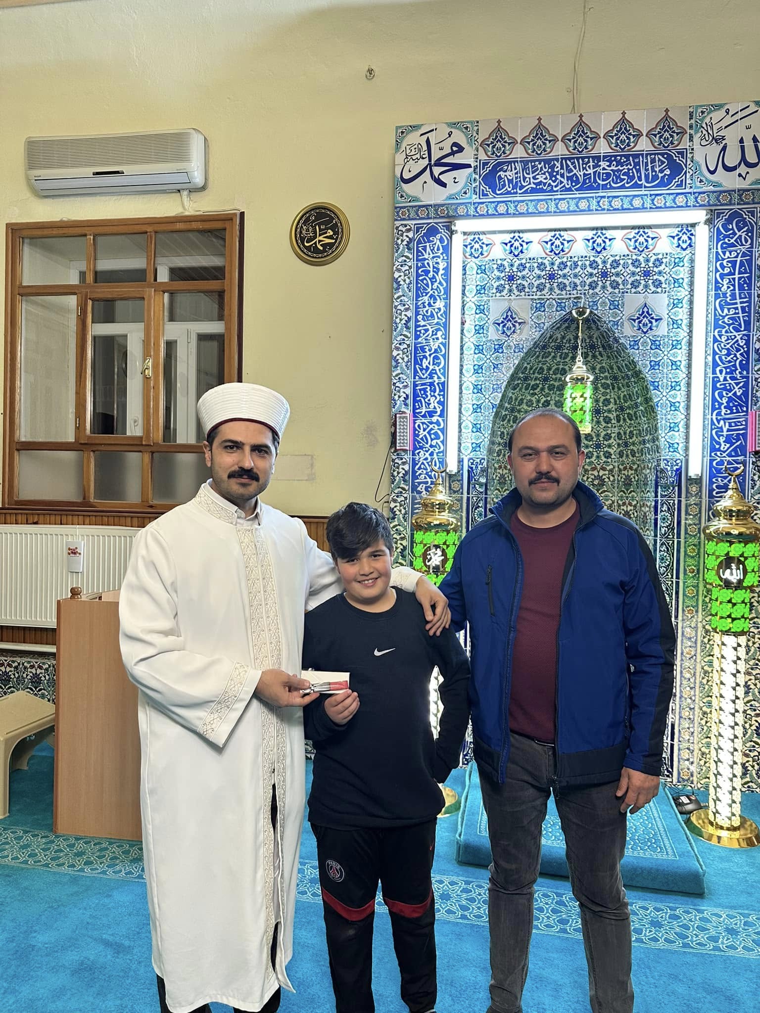 Kızılören İlçesinde, Camii Müdavimi Gençlere Hediye Takdimi