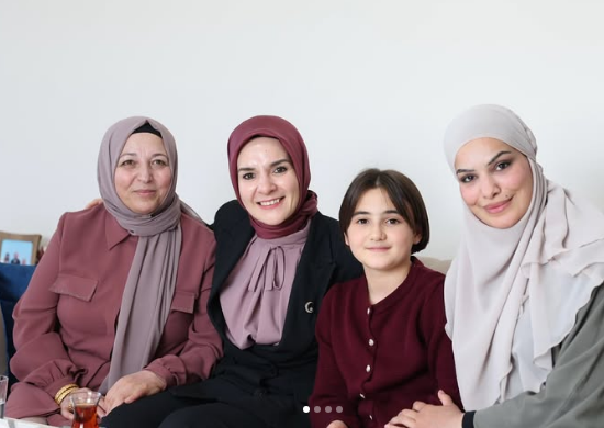 AFYONLU BAKAN AİLEYİ TEBRİK ETTİ