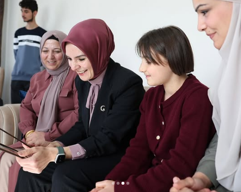 AFYONLU BAKAN AİLEYİ TEBRİK ETTİ